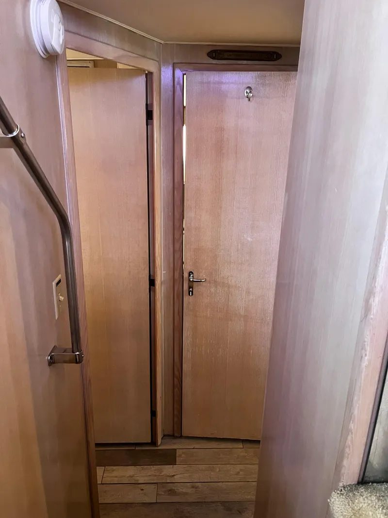 Slide: The Image of Hatteras 52 Cockpit Motoryacht 1991 - 81