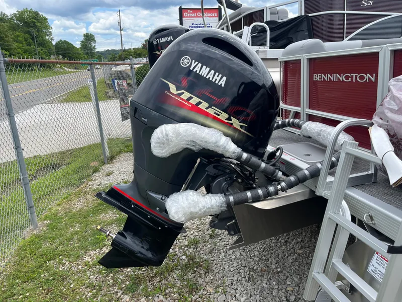 Slide: The Image of 2024 Bennington 22 SVSR pontoon boat with Yamaha VMAX outboard motor. - 18