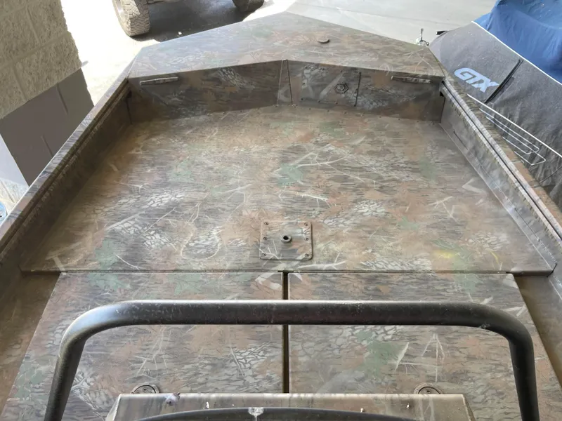 Slide: The Image of 2024 G3 Gator Tough 17 CCJ boat deck with camouflage pattern. - 14
