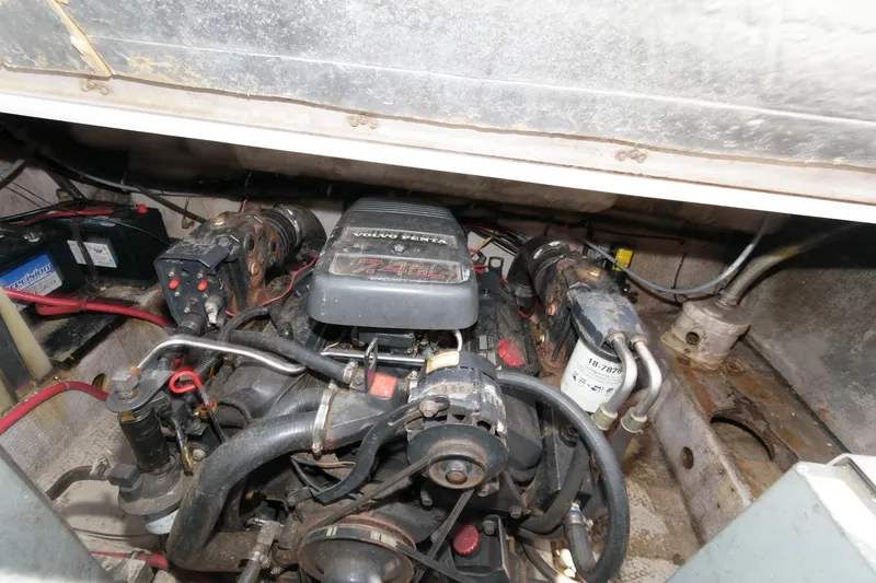 Slide: The Image of 1995 Wellcraft 2800 Martinique engine compartment with visible components. - 11