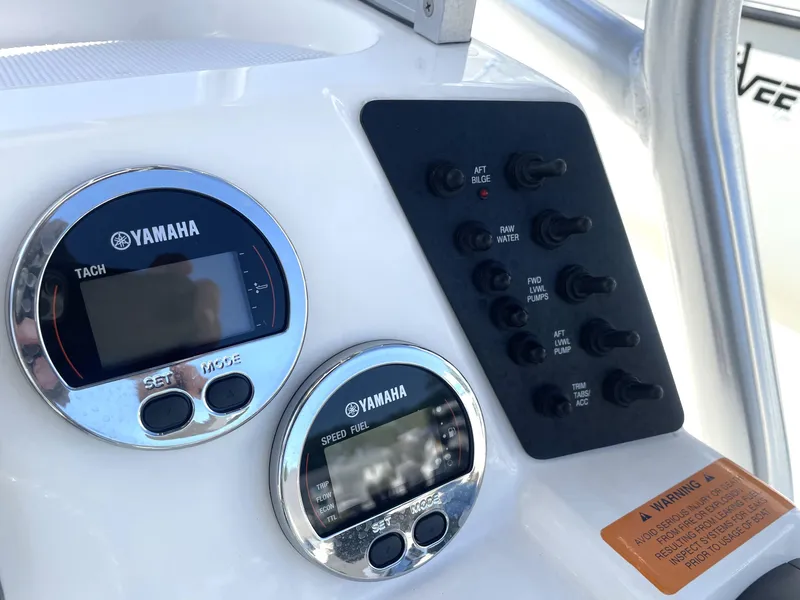 Slide: The Image of Control panel of a 2018 Robalo 206 Cayman boat with Yamaha gauges. - 31
