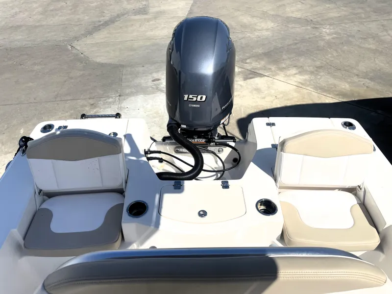 Slide: The Image of 2018 Robalo 206 Cayman boat with Yamaha 150 engine and seating area. - 39