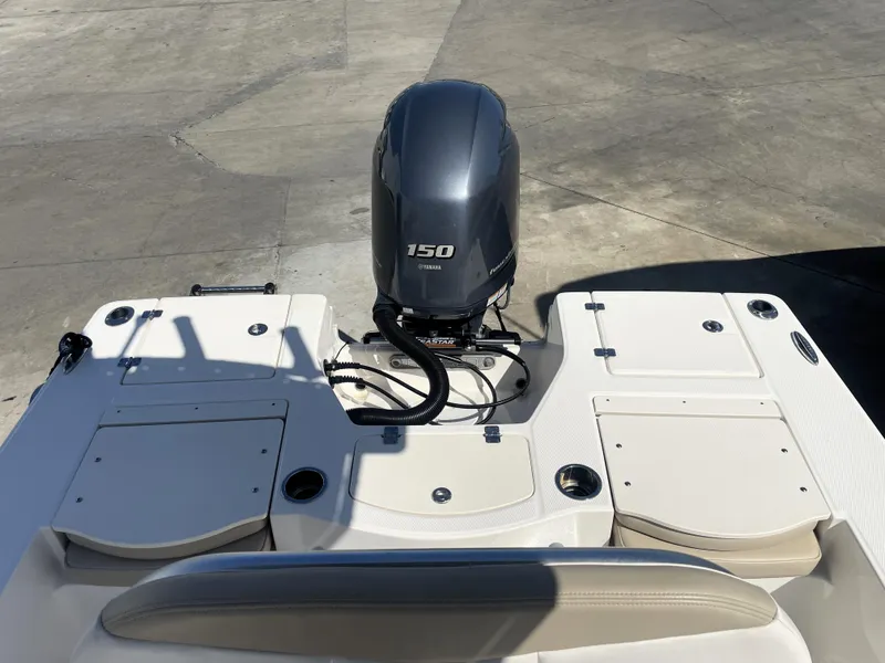 Slide: The Image of 2018 Robalo 206 Cayman boat with Yamaha 150 outboard motor. - 40