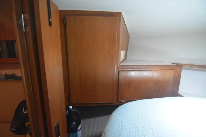 Slide: The Image of Hatteras 39 Mobile Home - Guest Cabin - 13