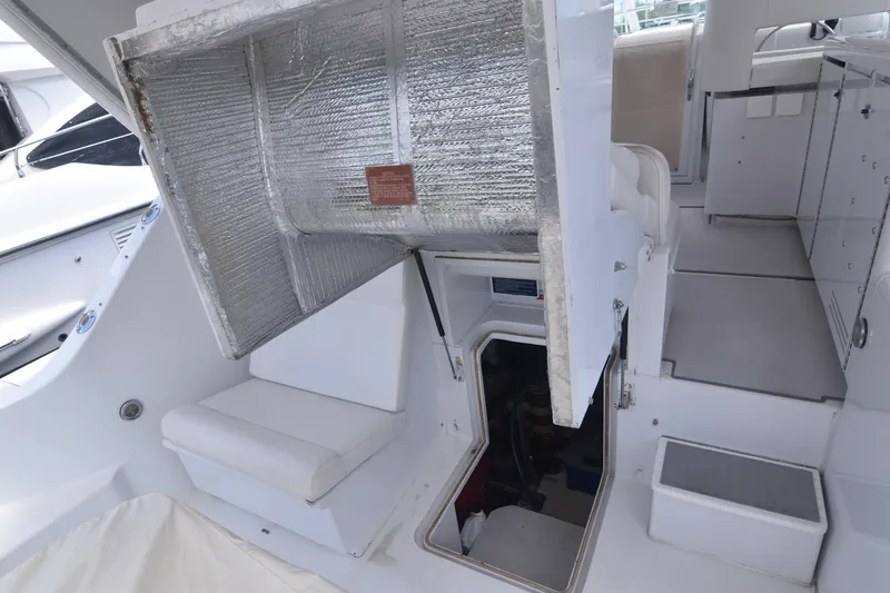 Slide: The Image of Hatteras 39 Mobile Home - Engine room entrance - 20