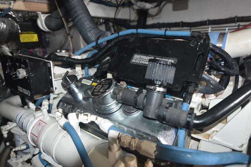 Slide: The Image of Hatteras 39 Mobile Home - Engine room - 21