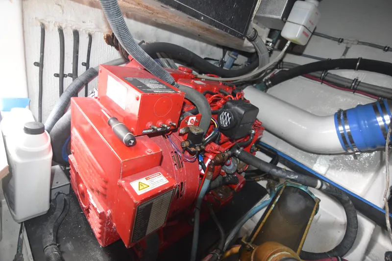 Slide: The Image of Hatteras 39 Mobile Home - Engine room - 22