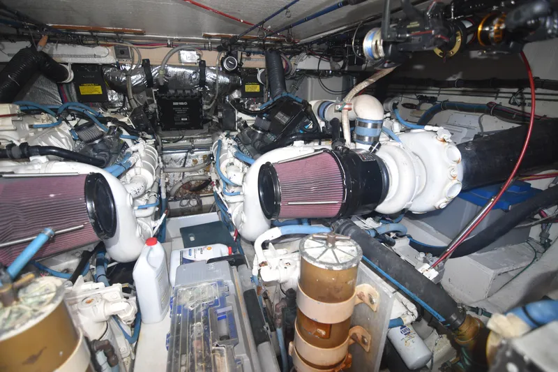Slide: The Image of Hatteras 39 Mobile Home - Engine room - 23
