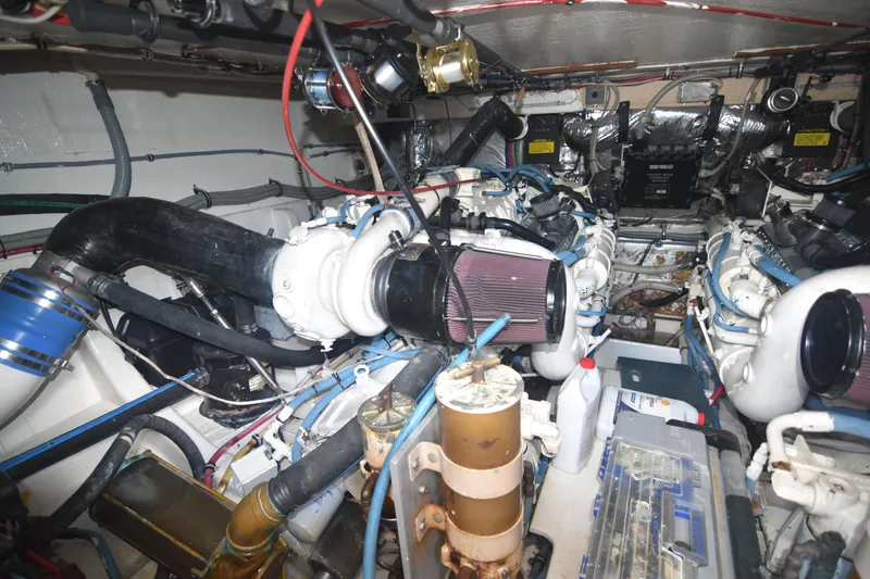 Slide: The Image of Hatteras 39 Mobile Home - Engine room - 24