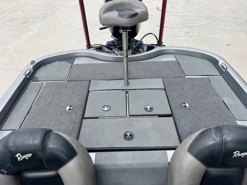 Slide: The Image of 2009 Ranger 208 VX boat deck with seating and storage compartments. - 20