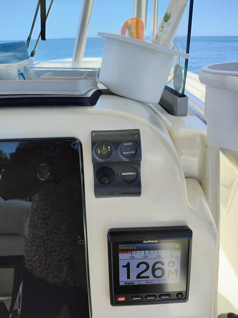 Slide: The Image of Garmin navigation system on 2008 Hydra-Sports Vector 2900 CC boat dashboard. - 50
