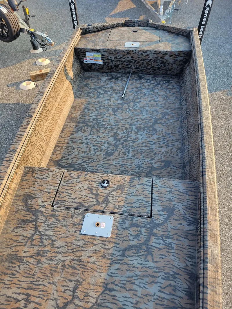 Slide: The Image of 2025 Xpress XTS16 duck hunting boat with camouflage interior, in stock. - 10