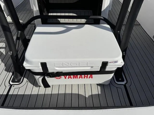 Slide: The Image of 2024 Yamaha Boats 255 FSH Sport H with Engel cooler on deck. - 21