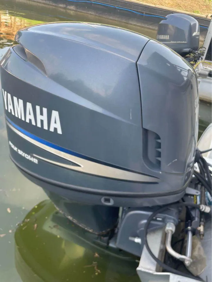 Slide: The Image of 2008 Sweetwater SW 2386 DFS-3 Gate with Yamaha outboard motor - 10