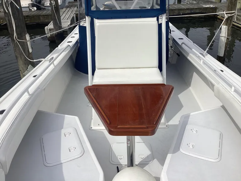 Slide: The Image of Steiger Craft 255 Long Beach 2012 mit Holztisch im Vorderdeck. - 10