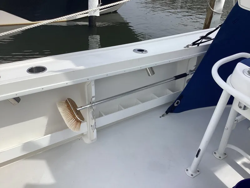 Slide: The Image of Steiger Craft 255 Long Beach 2012, Bootsdeck mit Besen und Angelrutenhalter. - 20