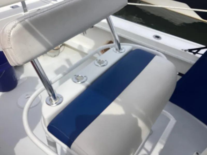 Slide: The Image of Steiger Craft 255 Long Beach 2012 Bootssitz mit blauer Polsterung. - 6
