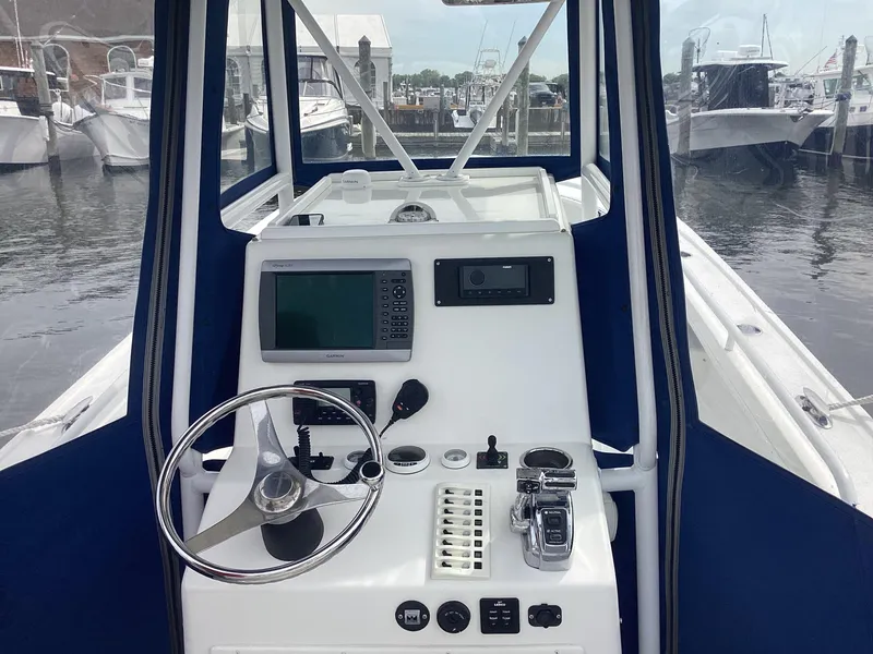 Slide: The Image of Steiger Craft 255 Long Beach 2012 Bootskonsole im Hafen. - 3