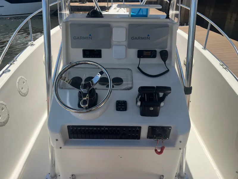 Slide: The Image of 1996 Pursuit 2470 CC boat console with Garmin navigation system. - 18