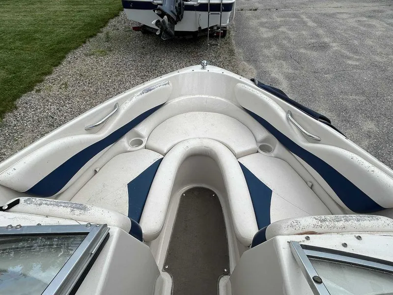 Slide: The Image of 2002 Larson SEi 190 boat interior with white and blue seating. - 5