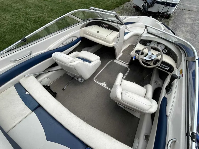 Slide: The Image of 2002 Larson SEi 190 boat interior with white and blue seating. - 9