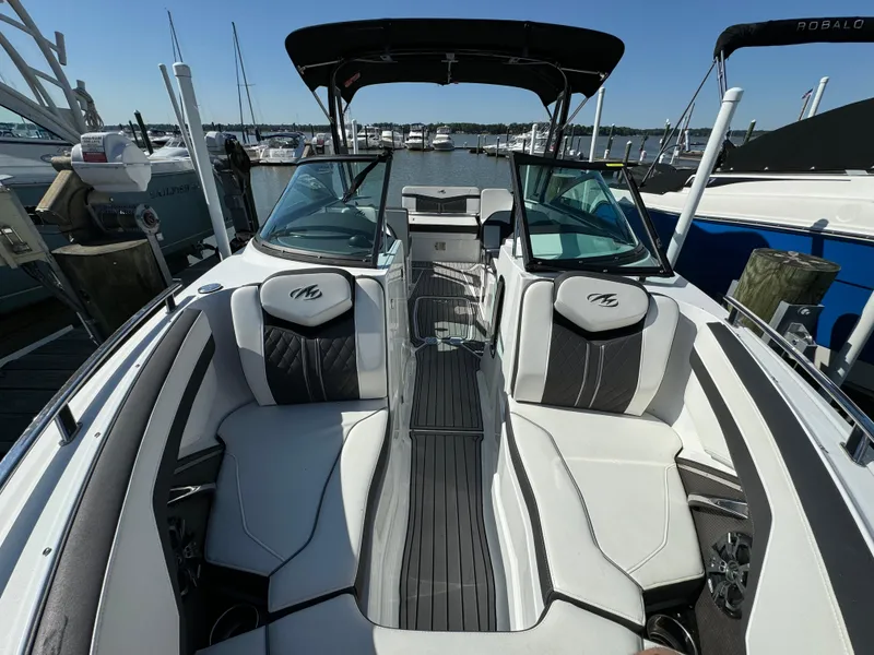 Slide: The Image of 2018 Monterey 258 Super Sport boat interior at marina. - 22