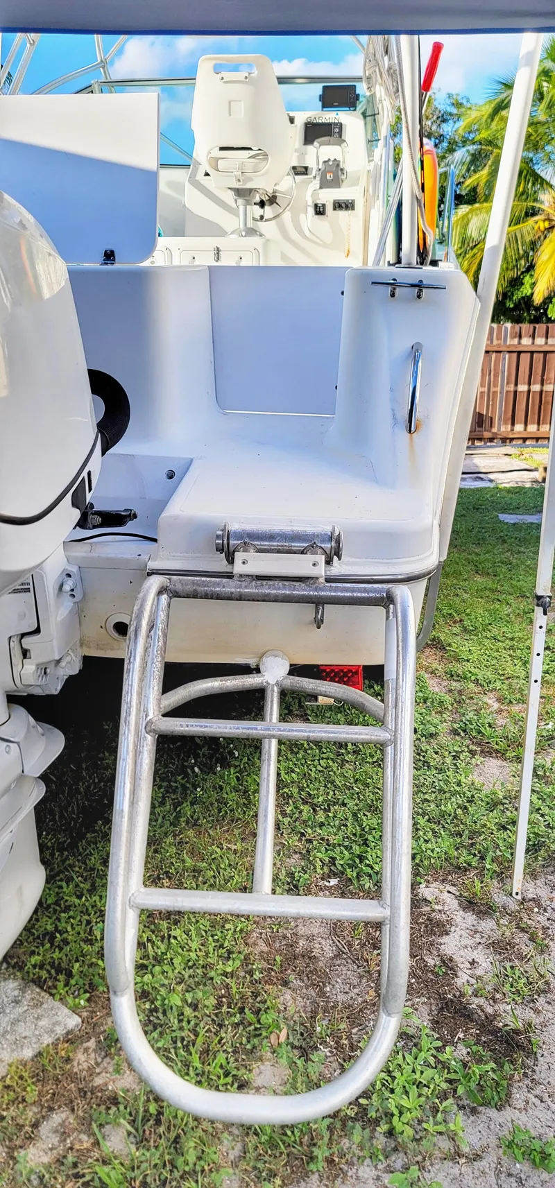 Slide: The Image of 2000 Pro-Line 29 Walkaround boat with metal ladder and outdoor seating. - 13