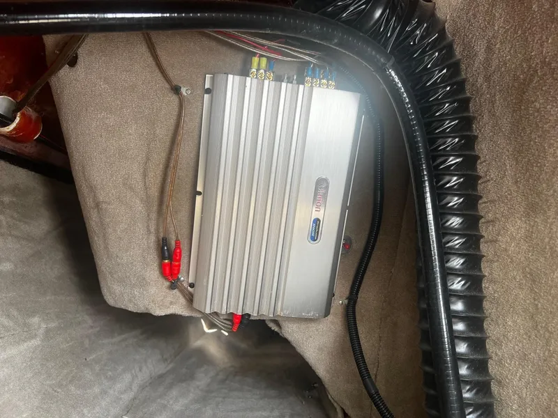 Slide: The Image of Amplifier installation in a 2001 MasterCraft X-10 boat. - 14