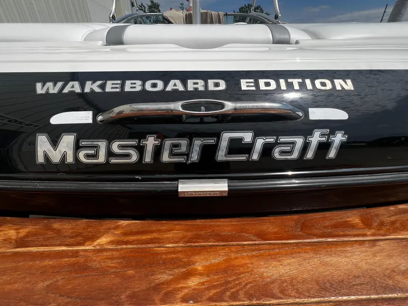 Slide: The Image of 2001 MasterCraft X-10 Wakeboard Edition boat rear view. - 27