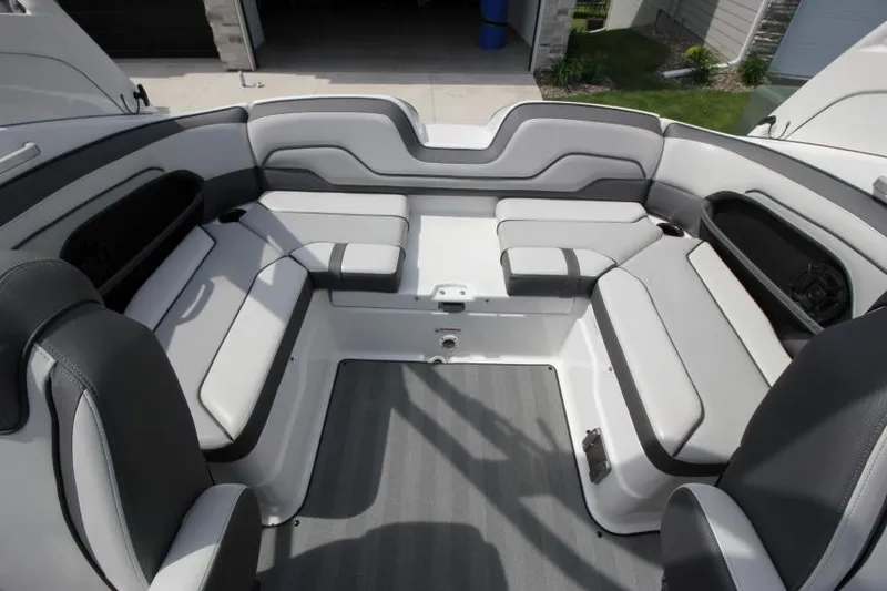 Slide: The Image of 2019 Yamaha Boats 212 Limited S interior seating area. - 10