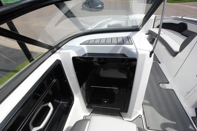 Slide: The Image of 2019 Yamaha Boats 212 Limited S interior cockpit view. - 18