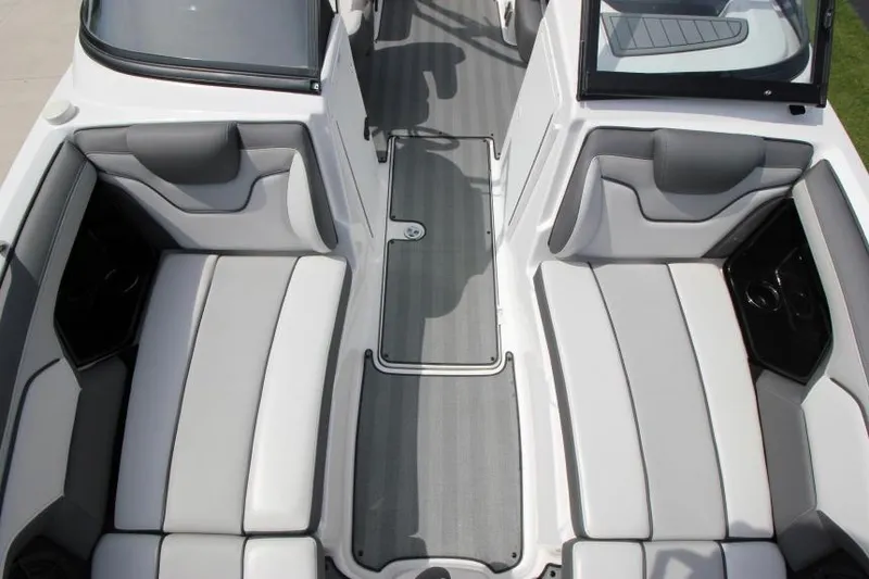 Slide: The Image of 2019 Yamaha Boats 212 Limited S interior seating and deck. - 26