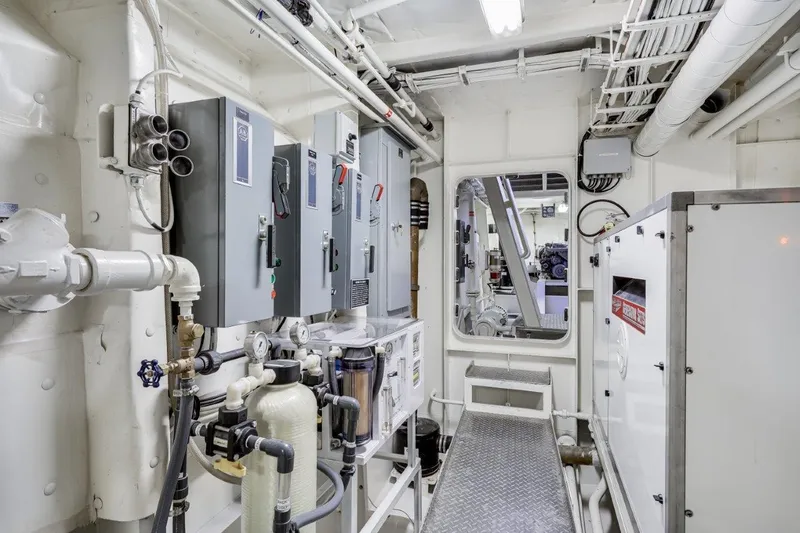 Slide: The Image of Dakota Creek Catamaran Helicopter Capable 1999 - 89