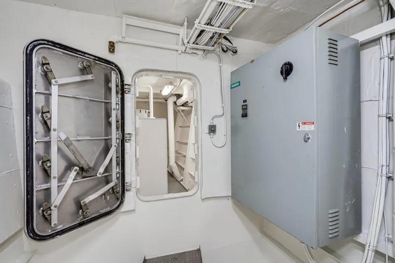 Slide: The Image of Dakota Creek Catamaran Helicopter Capable 1999 - 95