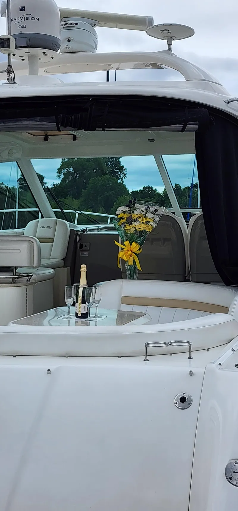 Slide: The Image of 2009 Sea Ray 500 Sundancer yacht with flowers and champagne on deck. - 15
