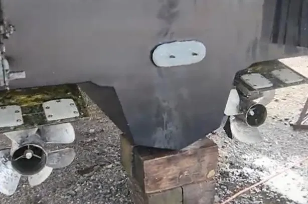 Slide: The Image of Propellers of a 2009 Sea Ray 500 Sundancer yacht on dry dock. - 38