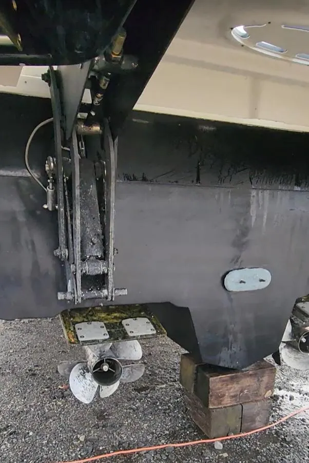 Slide: The Image of 2009 Sea Ray 500 Sundancer boat hull and propeller detail on dry dock. - 40