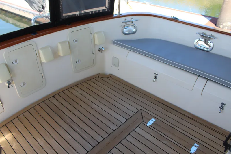 Slide: The Image of Interior of a 1999 Cherubini Independence 50 yacht with wooden flooring. - 26