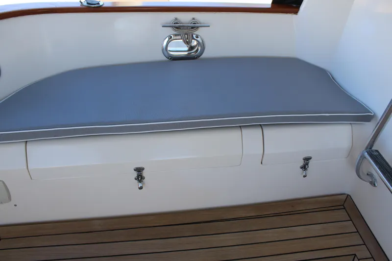 Slide: The Image of Seating area on Cherubini Independence 50 yacht, year 1999. - 27
