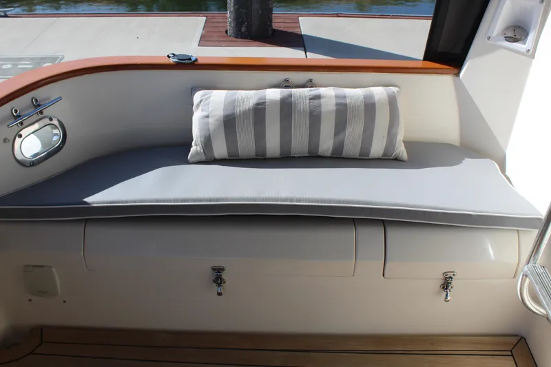 Slide: The Image of Seating area on Cherubini Independence 50 yacht, year 1999. - 28