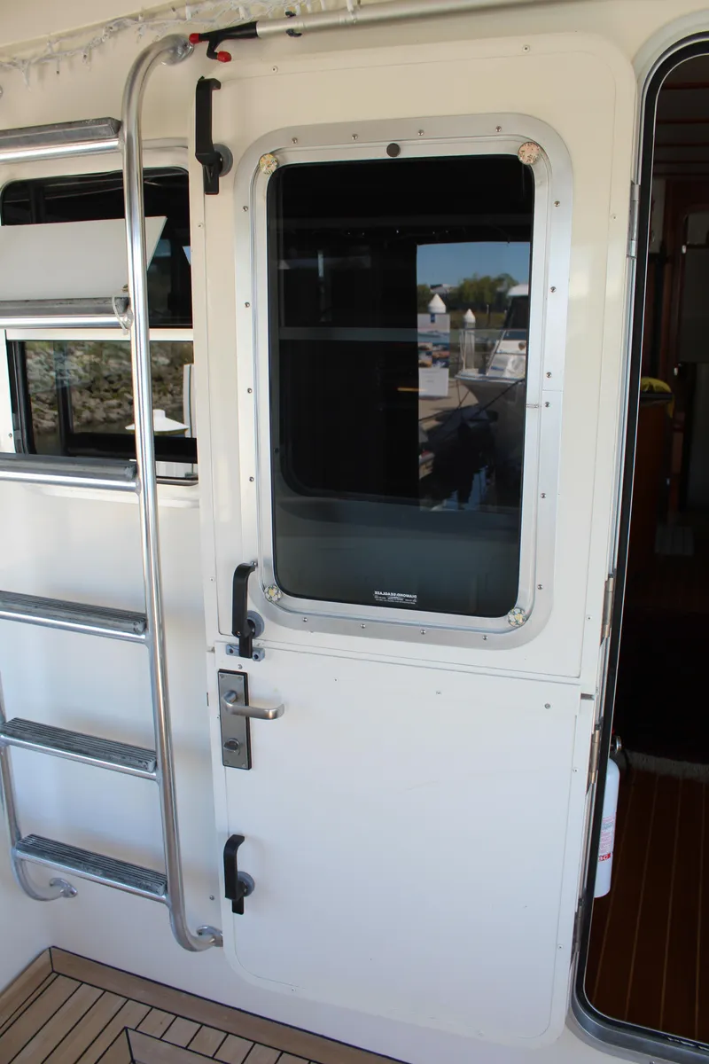Slide: The Image of Door of a 1999 Cherubini Independence 50 yacht. - 33