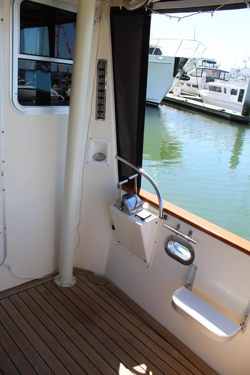Slide: The Image of Interior of 1999 Cherubini Independence 50 yacht with wooden flooring. - 35