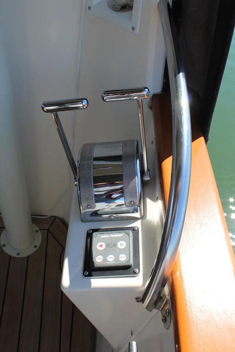 Slide: The Image of Throttle controls of Cherubini Independence 50 yacht, year 1999. - 36