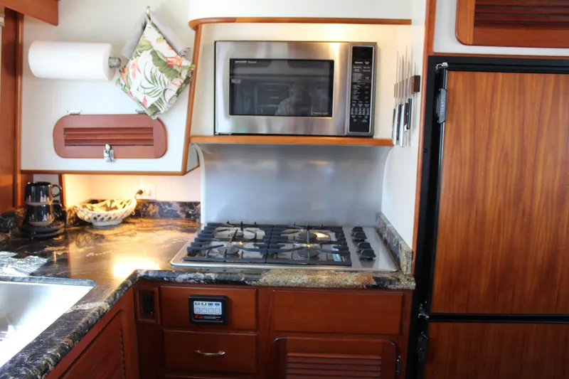 Slide: The Image of Kitchen area of the 1999 Cherubini Independence 50 yacht. - 46