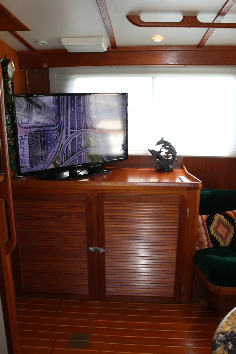 Slide: The Image of Interior of 1999 Cherubini Independence 50 yacht with wooden furniture and TV. - 48