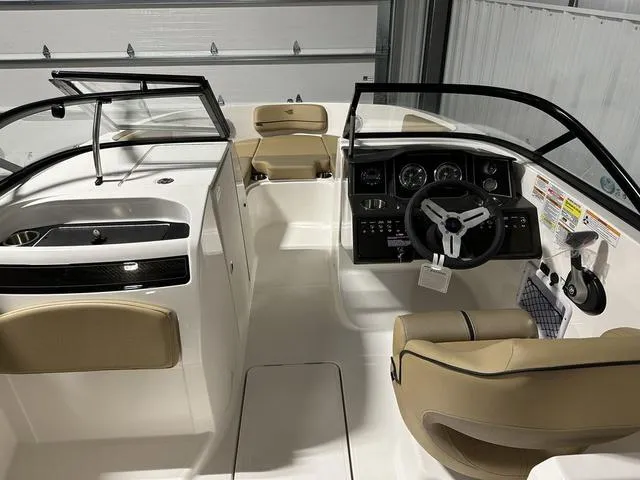 Slide: The Image of Bayliner VR6 Bowrider 2024 - 10