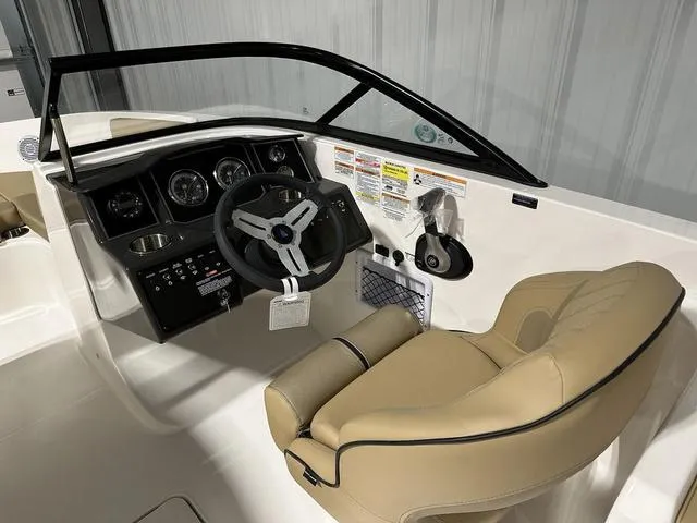 Slide: The Image of Bayliner VR6 Bowrider 2024 - 11