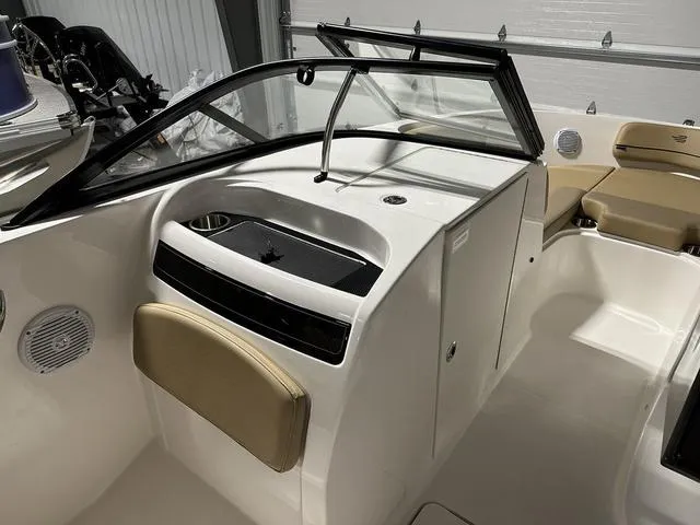 Slide: The Image of Bayliner VR6 Bowrider 2024 - 12