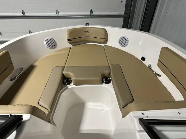 Slide: The Image of Bayliner VR6 Bowrider 2024 - 14