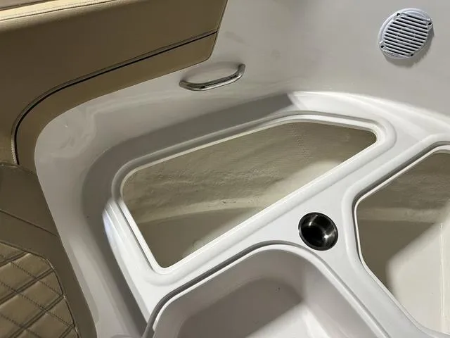 Slide: The Image of Bayliner VR6 Bowrider 2024 - 15